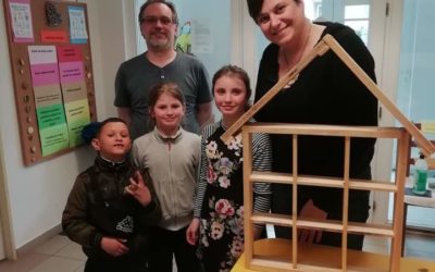 Děti z POINT Klubovna vyrobily hmyzí domek a ptačí budku
